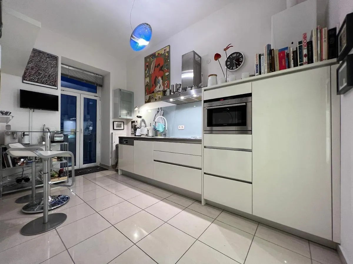 Vienna Design Apartment: Stylish Stay Near Schönbrunn with Parking & Netflix Apartment