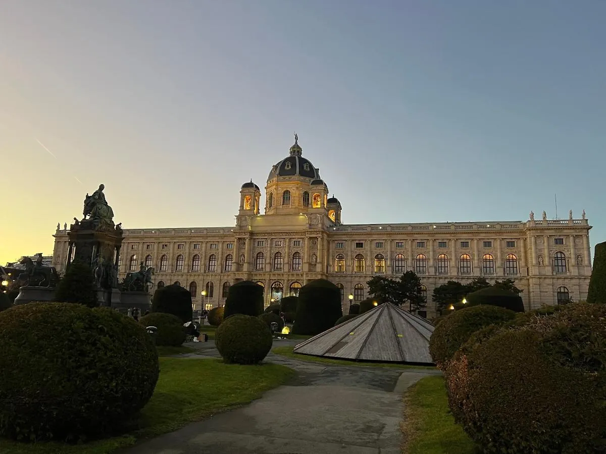 Apartment Vienna Design Apartment: Stylish Stay Near Schönbrunn with Parking & Netflix