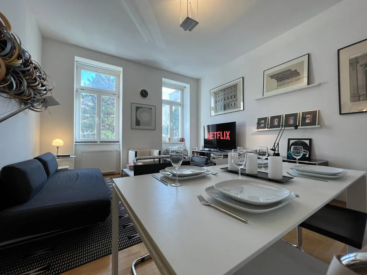 Vienna Design Apartment: Stylish Stay Near Schönbrunn with Parking & Netflix Austria